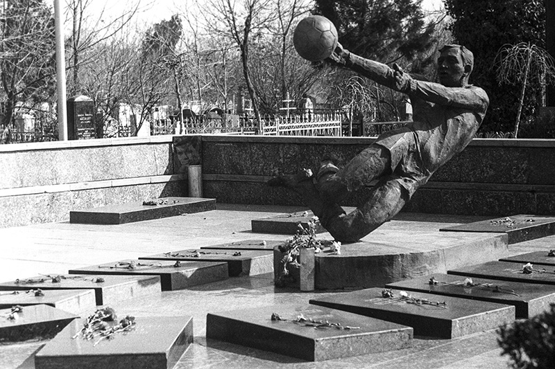 Памятник игрокам футбольной команды &laquo;Пахтакор&raquo;, погибшим в&nbsp;авиакатастрофе 11 августа 1979 года. Боткинское кладбище в&nbsp;Ташкенте
