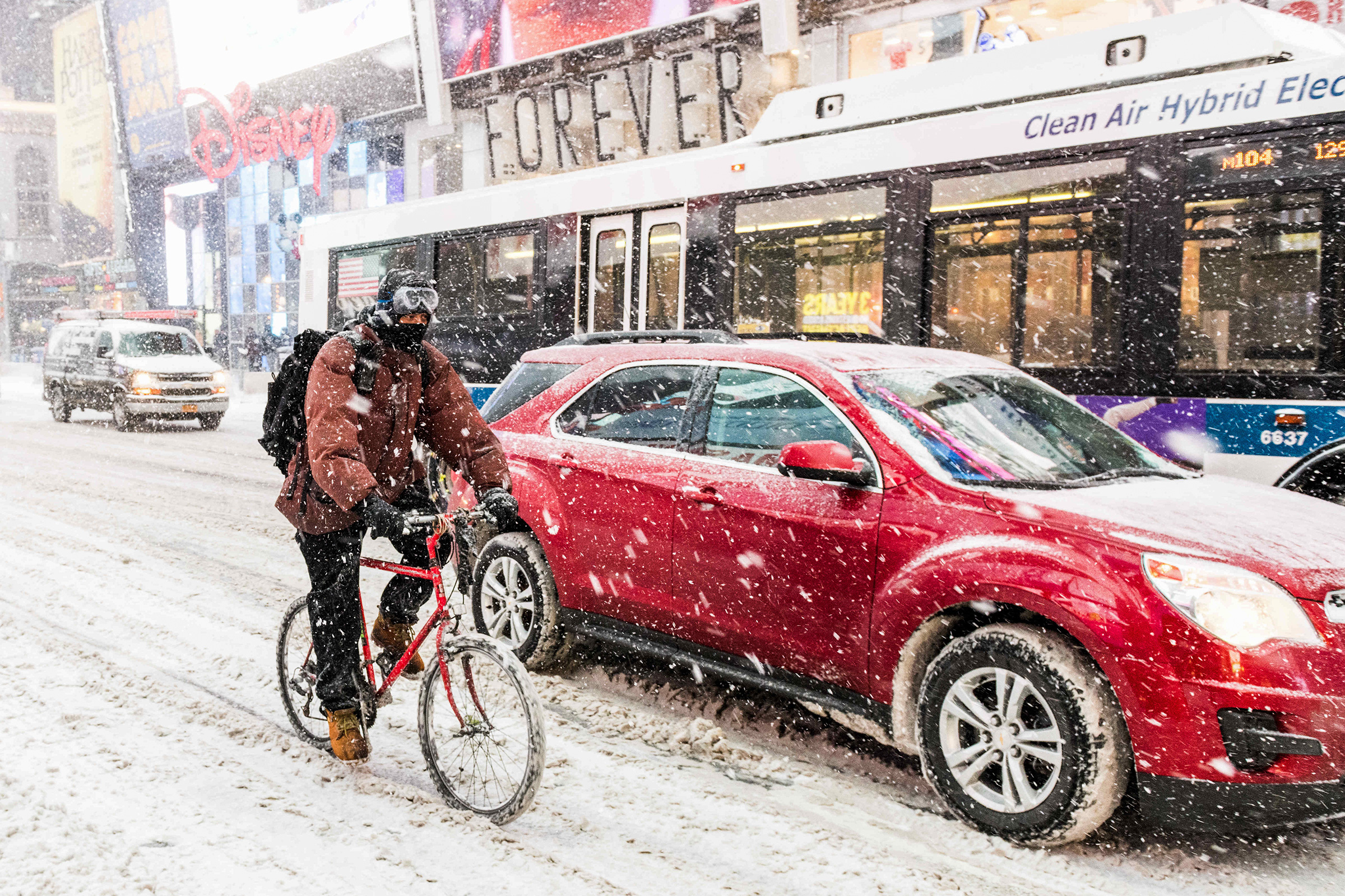 Велосипедист пытается прорваться через метель в Нью-Йорке. 4 января 2018 года

