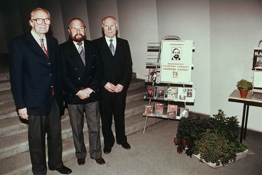 Джордж Блейк (в центре) во время торжеств, устроенных Службой внешней разведки РФ в честь его 75-летия, 17 ноября 1997г.