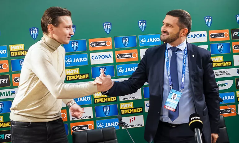 Михаил Галактионов и генеральный директор «Пари НН» Равиль Измайлов. Фото - группа ФК "Пари НН" в соцсети "ВКонтакте"