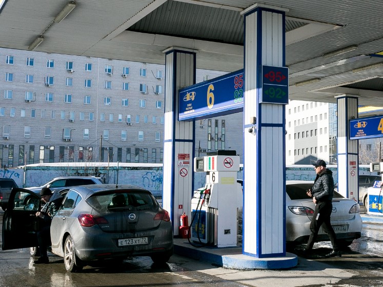 Читатели РБК Тюмень отмечают, что на некоторых заправках бензин обходится еще дороже