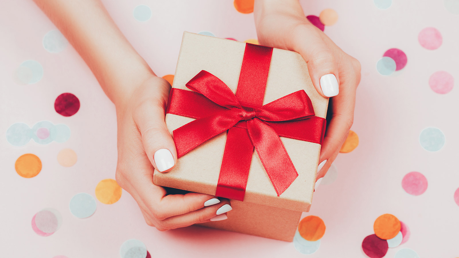 Вместо мягких игрушек и скучных букетов: лучшие идеи для подарков на 8 Марта | Forbes Woman