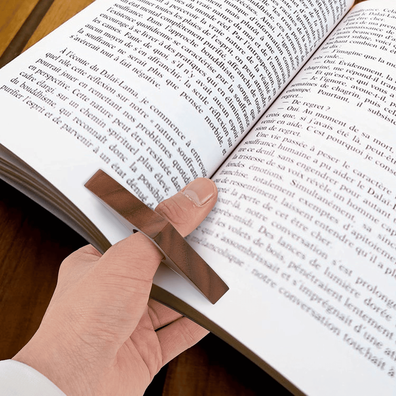 Thumb Book Holder фиксирует страницы