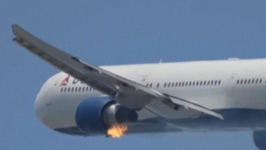 В США двигатель самолета Delta Airlines загорелся после взлета. Видео