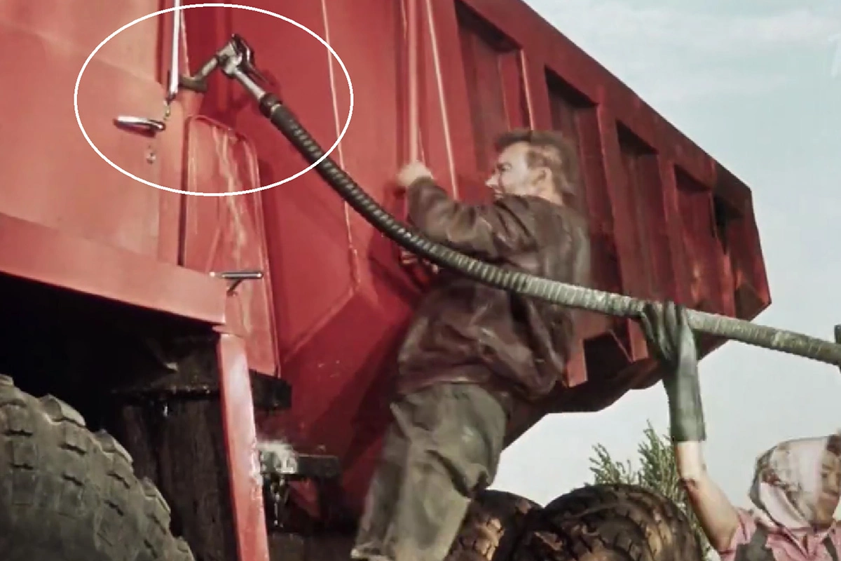 Заливать обычный бензин в дизельный самосвал водитель вряд ли бы стал, кадр из фильма «Королева бензоколонки», 1962 год