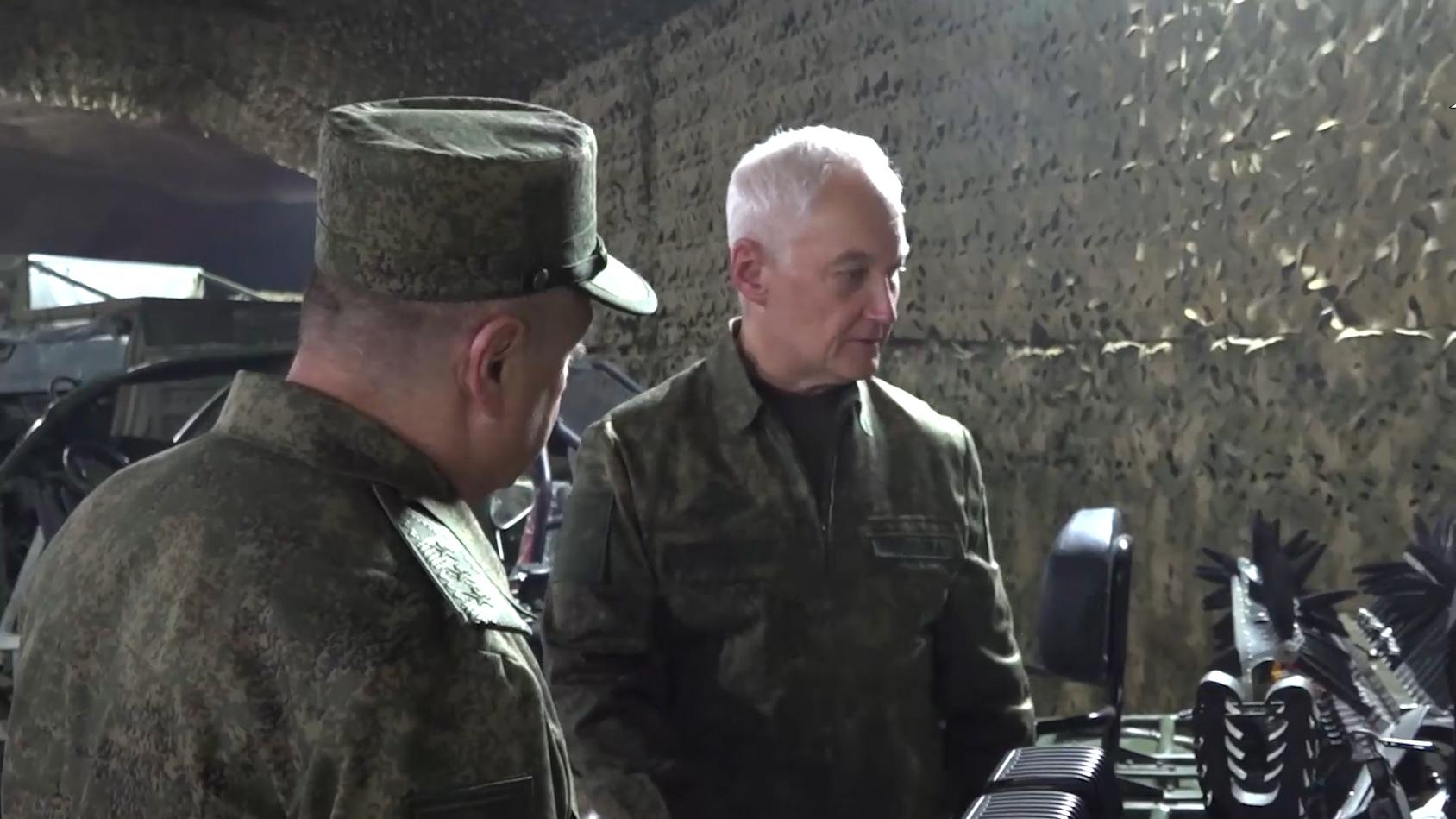 Белоусову показали робоплатформу для доставки дронов в боевой зоне