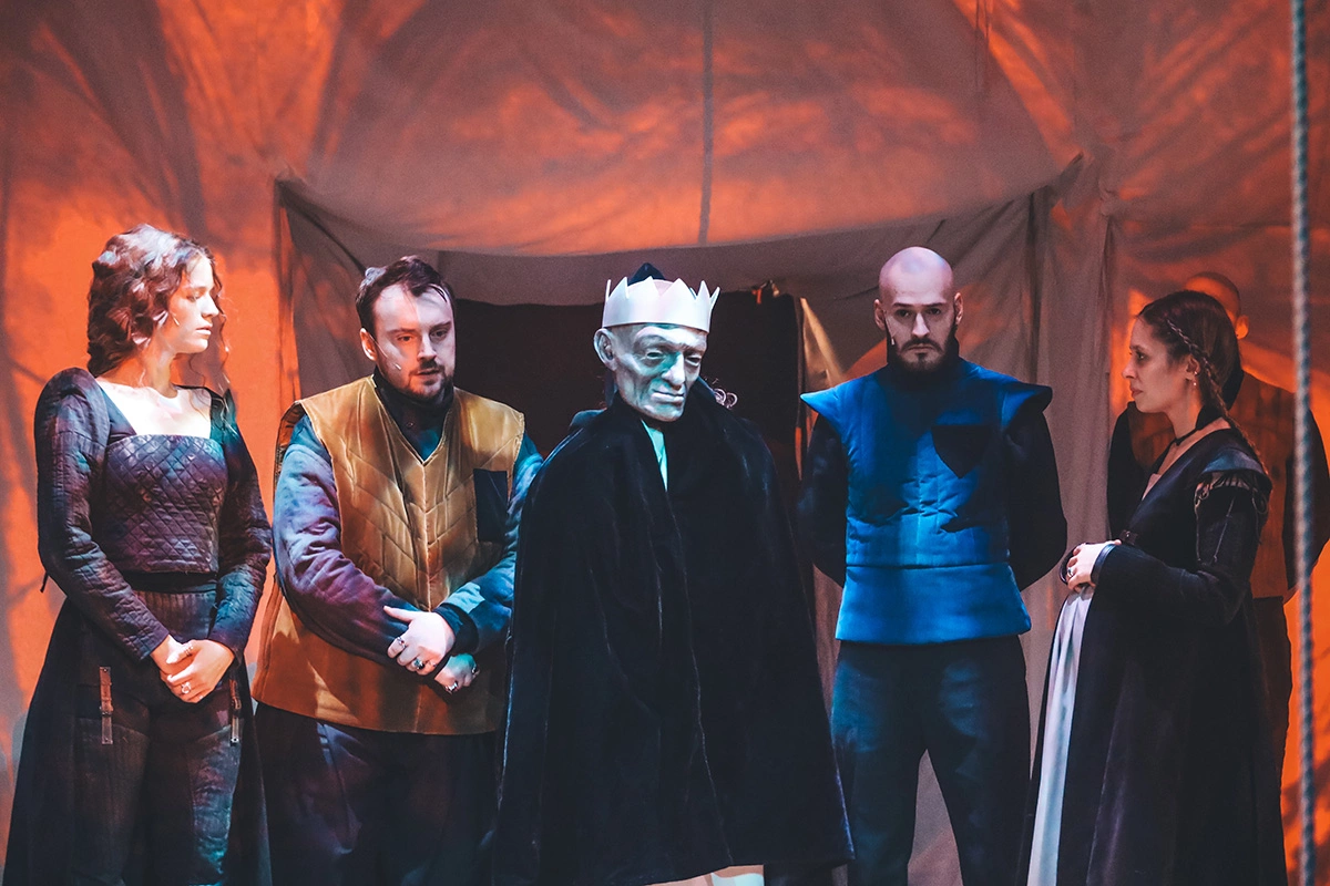 Фото из спектакля «Лир» в театре «Шалом»