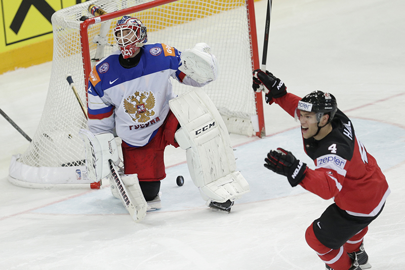 Вратарь сборной России Сергей Бобровский пропускает третью шайбу от канадского хоккеиста Сидни Кросби в матче за золото на чемпионате мира в Праге
