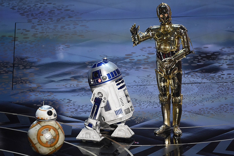 Дроиды из&nbsp;фильма &laquo;Звездные войны&raquo;, BB-8, R2-D2 и&nbsp;C3PO (слева направо) выступили на&nbsp;церемонии