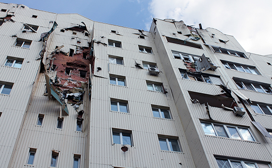Многоквартирный жилой дом, пострадавший в результате обстрела в поселке Октябрьский в Донецке, июнь 2015 года


