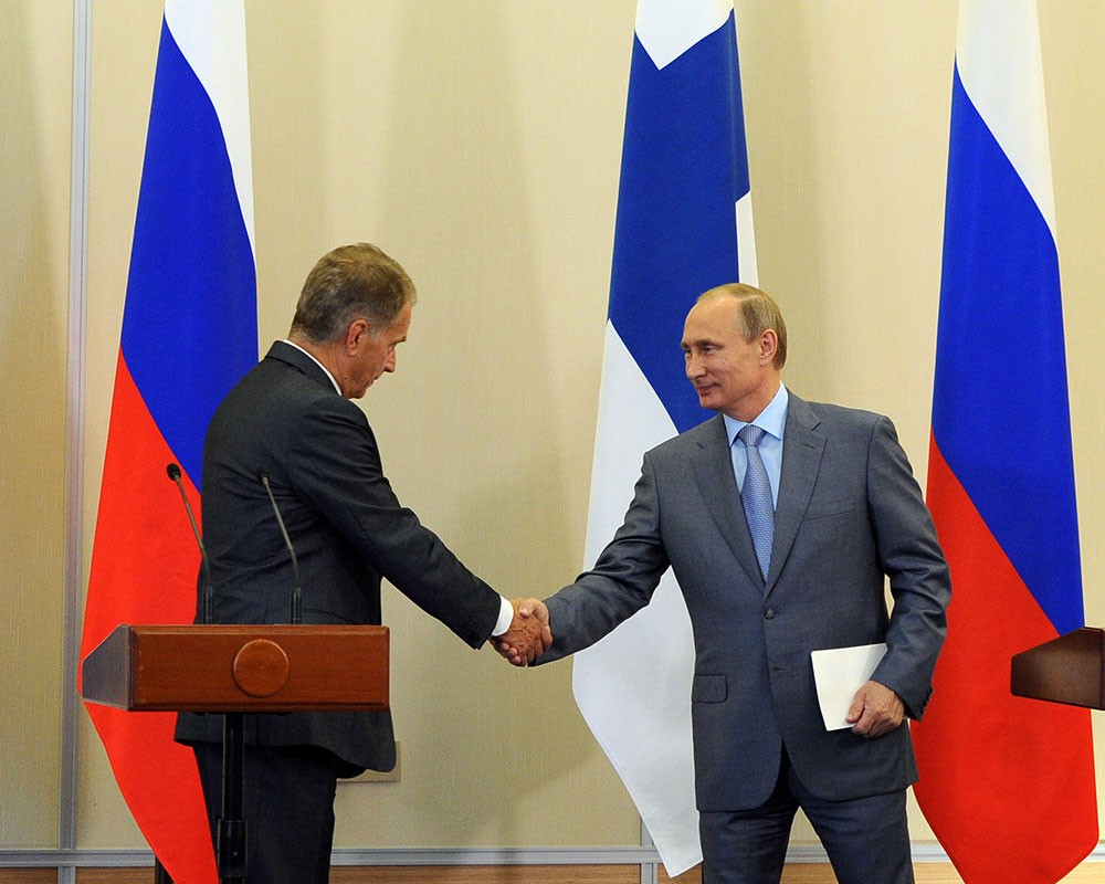 Президент Финляндии Саули Ниинисте и президент России Владимир Путин (слева направо) во время пресс-конференции по итогам двусторонней встречи в Сочи