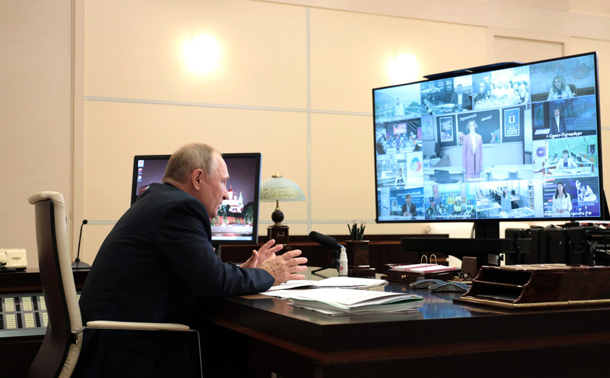 Владимир Путин и&nbsp;Жанна Торохова (на экране в центре)