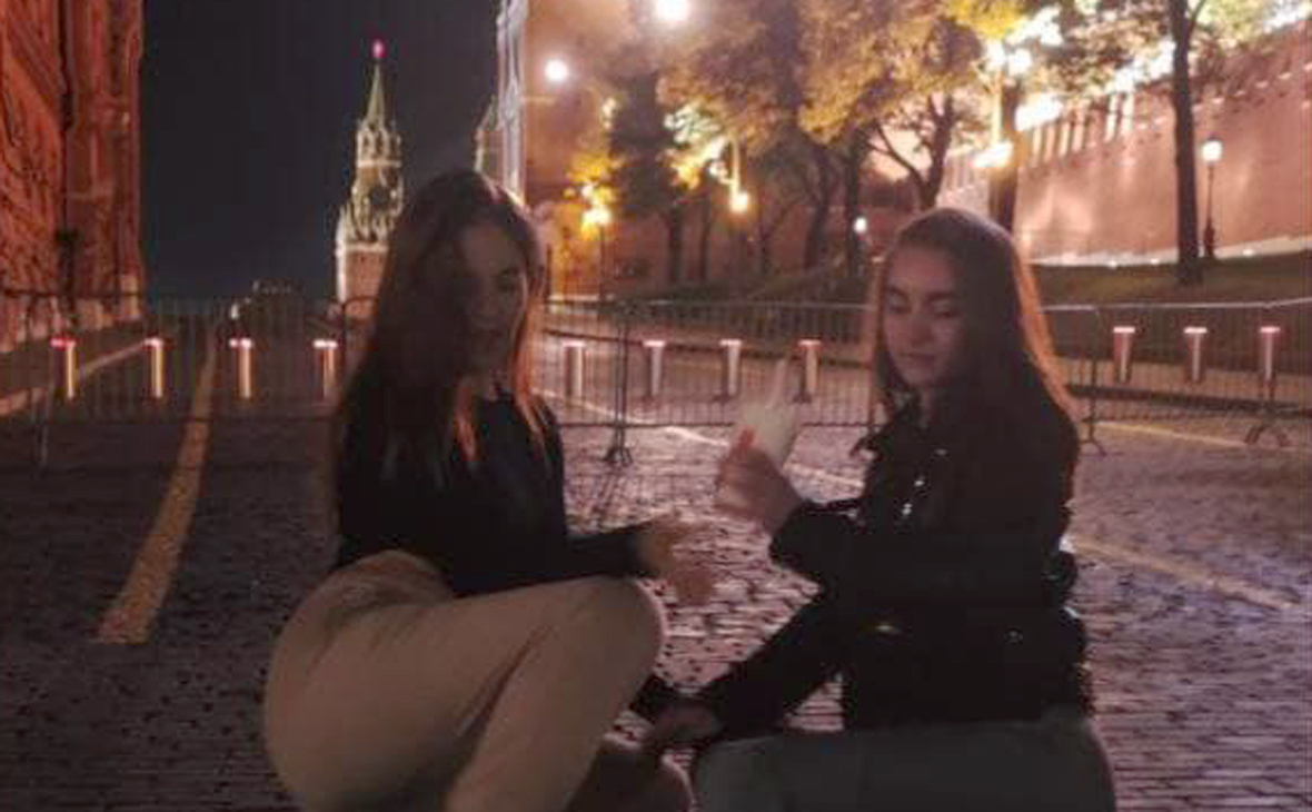 Суд арестовал опубликовавшую оголенное фото на фоне Кремля девушку — РБК