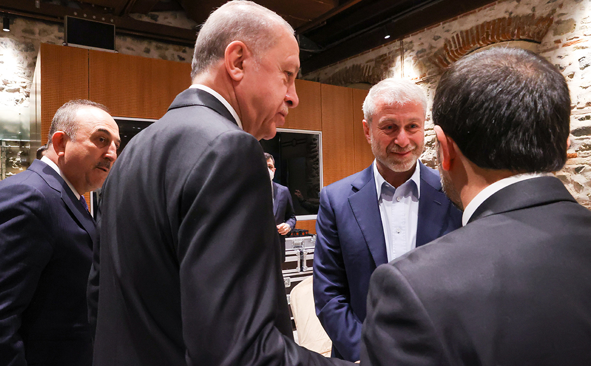 Министр иностранных дел Турции Мевлют Чавушоглу, президент Турции Тайип Эрдоган и бизнесмен Роман Абрамович (слева направо)