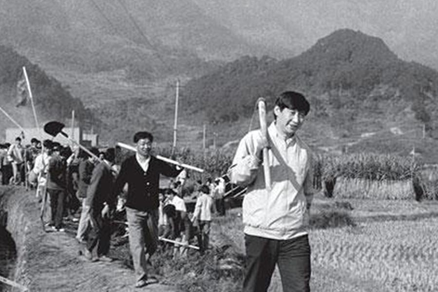Си Цзиньпин работает на ферме в Ниндэ, 1989 год