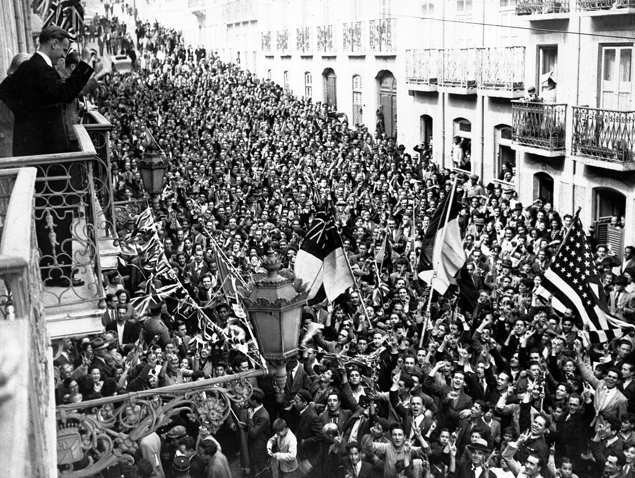 На фото: Лиссабон, 8 мая 1945 года