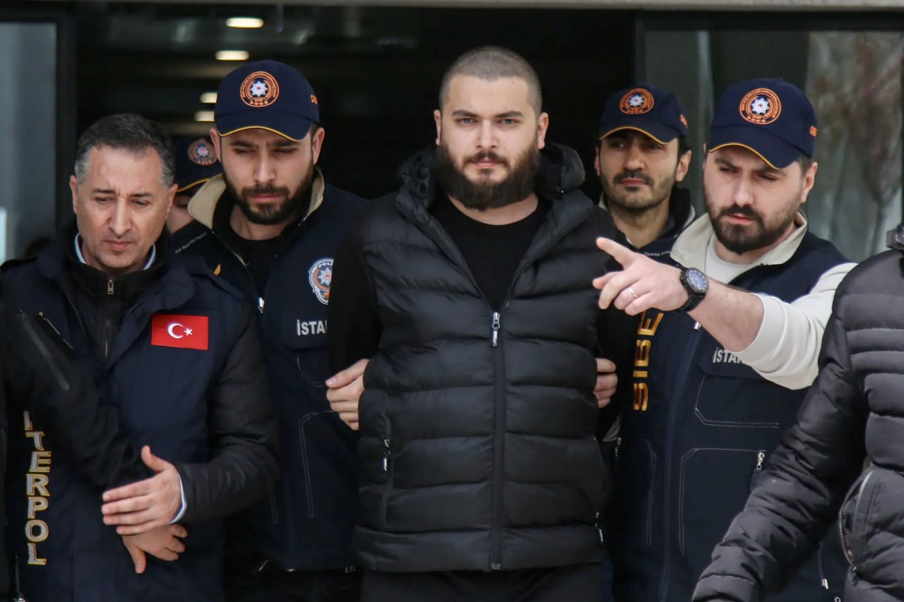 Фарук Фатих Озер в центре, Стамбул, апрель 2023 года. Фотограф: Хакан Акгун/Getty Images