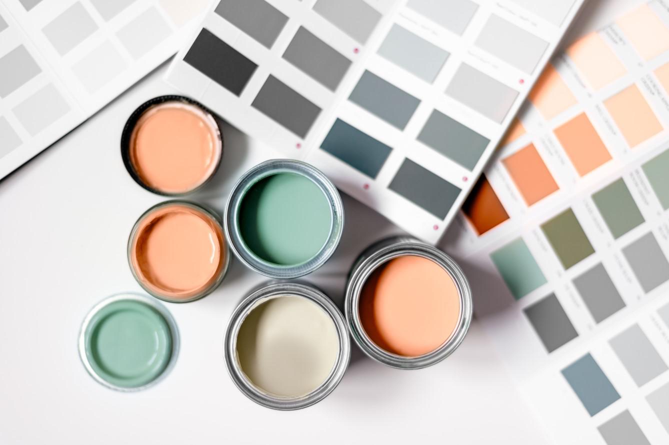 Если покрасить бетонную стену без шпатлевания, внешний вид будет не такой, как если бы вы нанесли краску на подготовленную стену