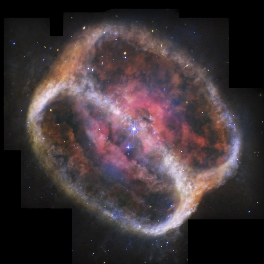 Снимок&nbsp;&mdash; самое детальное изображение планетарной туманности NGC 1514 в созвездии Телец. Оно позволяет разглядеть в кольцах туманности&nbsp;скопления пыли сложных форм. В центре снимка&nbsp;&mdash; две звезды, одна из которых подходит к концу своего жизненного цикла