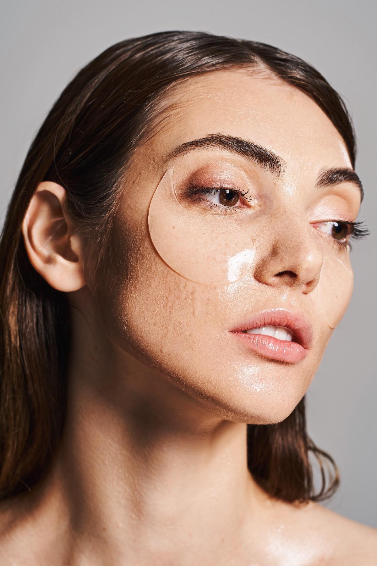 Кожа под глазами тонкая и требует особого ухода