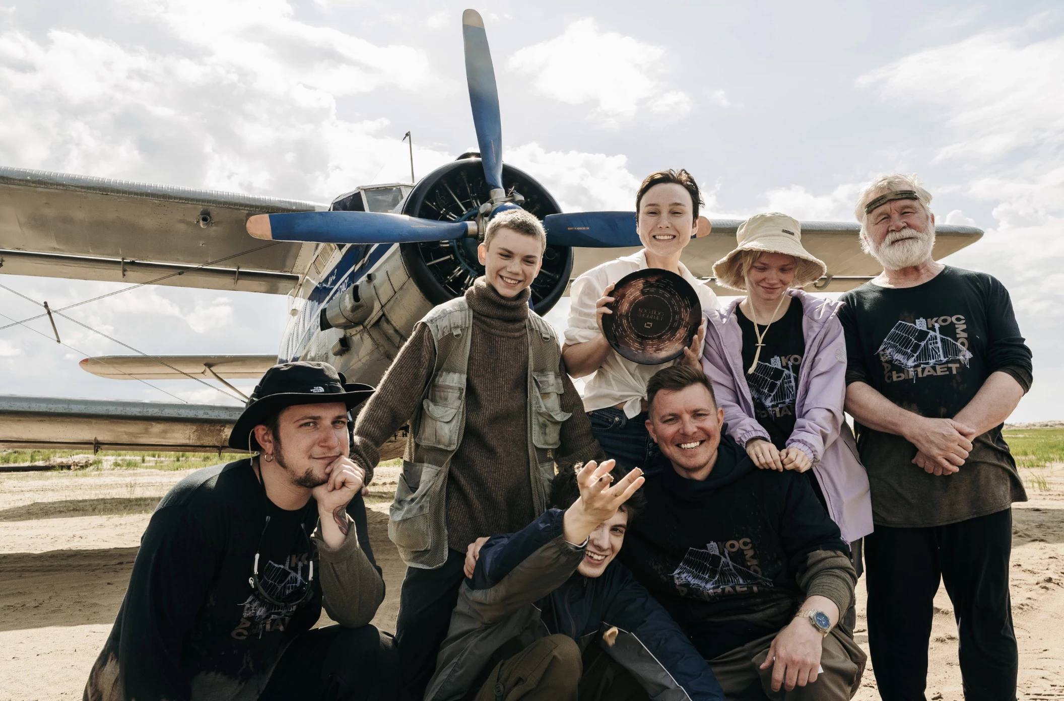 Съемочная группа фильма «Космос засыпает»: оператор Владимир Борисов, Марк Эйдельштейн и режиссер Антон Мамыкин; актеры Никита Конкин, Дарья Екамасова, Софья Воронцова и Сергей Занин