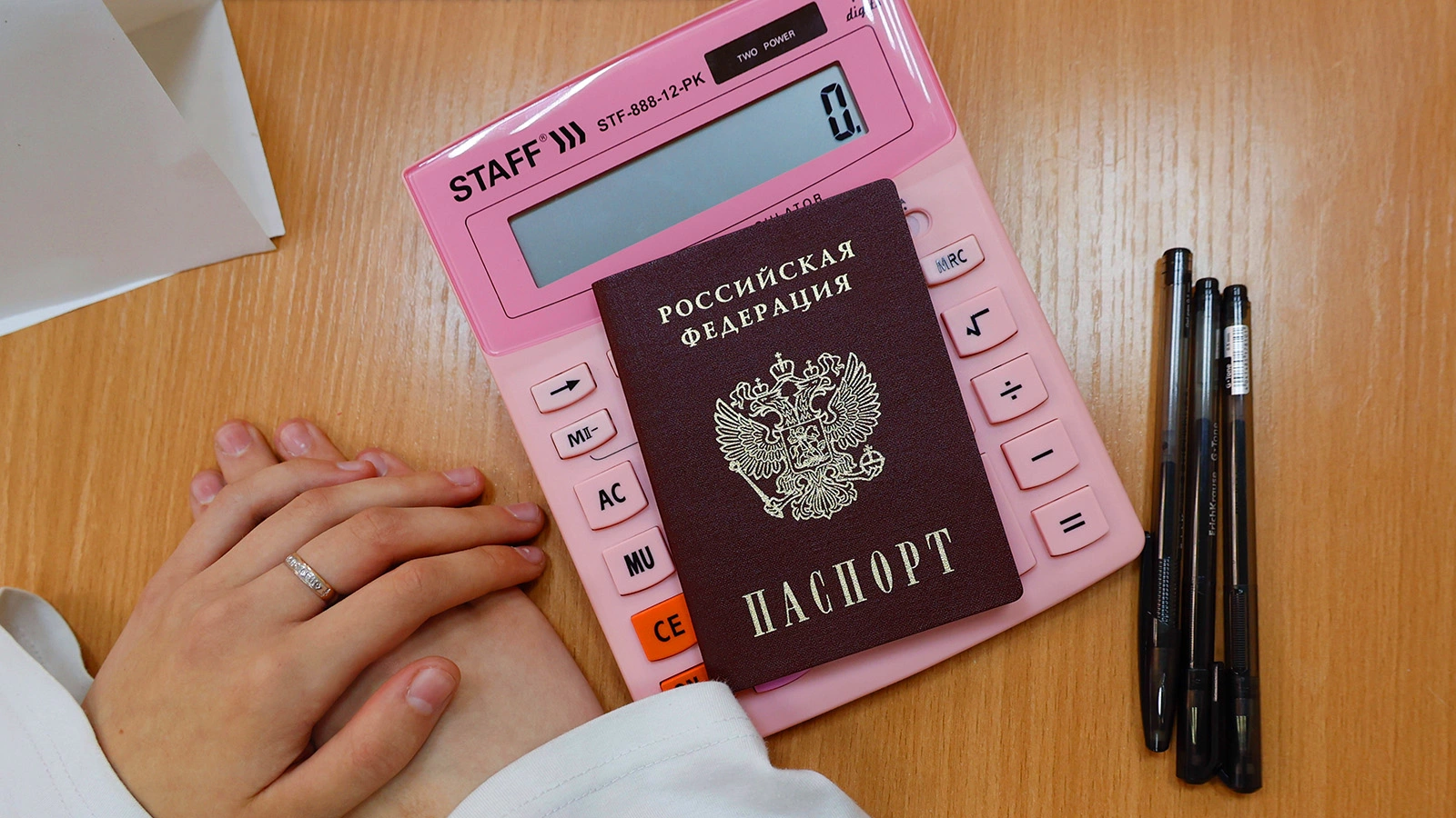 Калькулятор, паспорт и письменные принадлежности ученика перед началом единого государственного экзамена