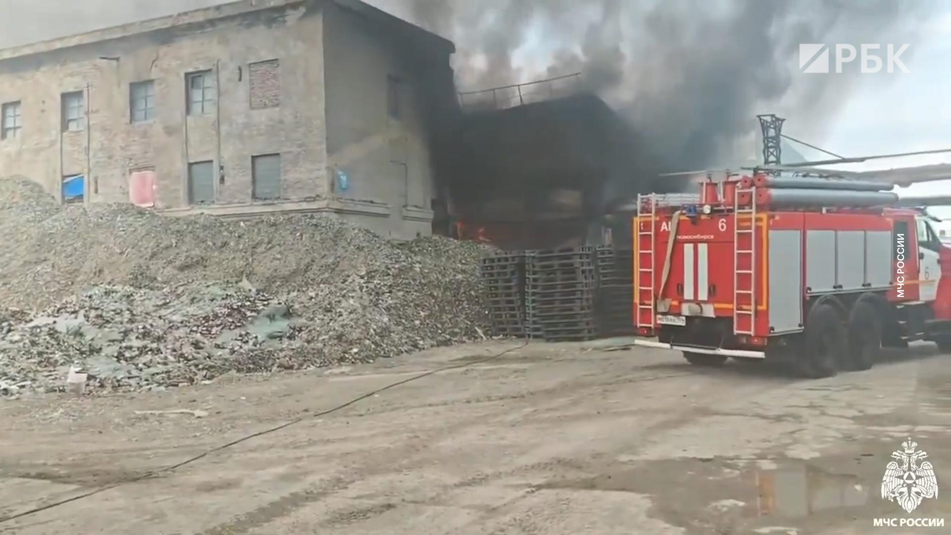 В Новосибирске загорелся склад с пластиком на площ