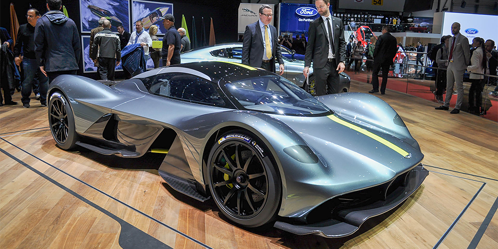 Aston Martin Valkyrie

Гиперкар, который Aston Martin разрабатывает совместно с гоночной командой Red Bull, будет изготовлен в количестве 175 экземпляров, включая 25 сугубо гоночных машин. И все они фактически распроданы еще до появления серийного автомобиля. Двигатель V12 объемом 6,5 л развивает около тысячи лошадиных сил и агрегатируется с семиступенчатой коробкой передач. Масса машины не превысит одной тонны.
