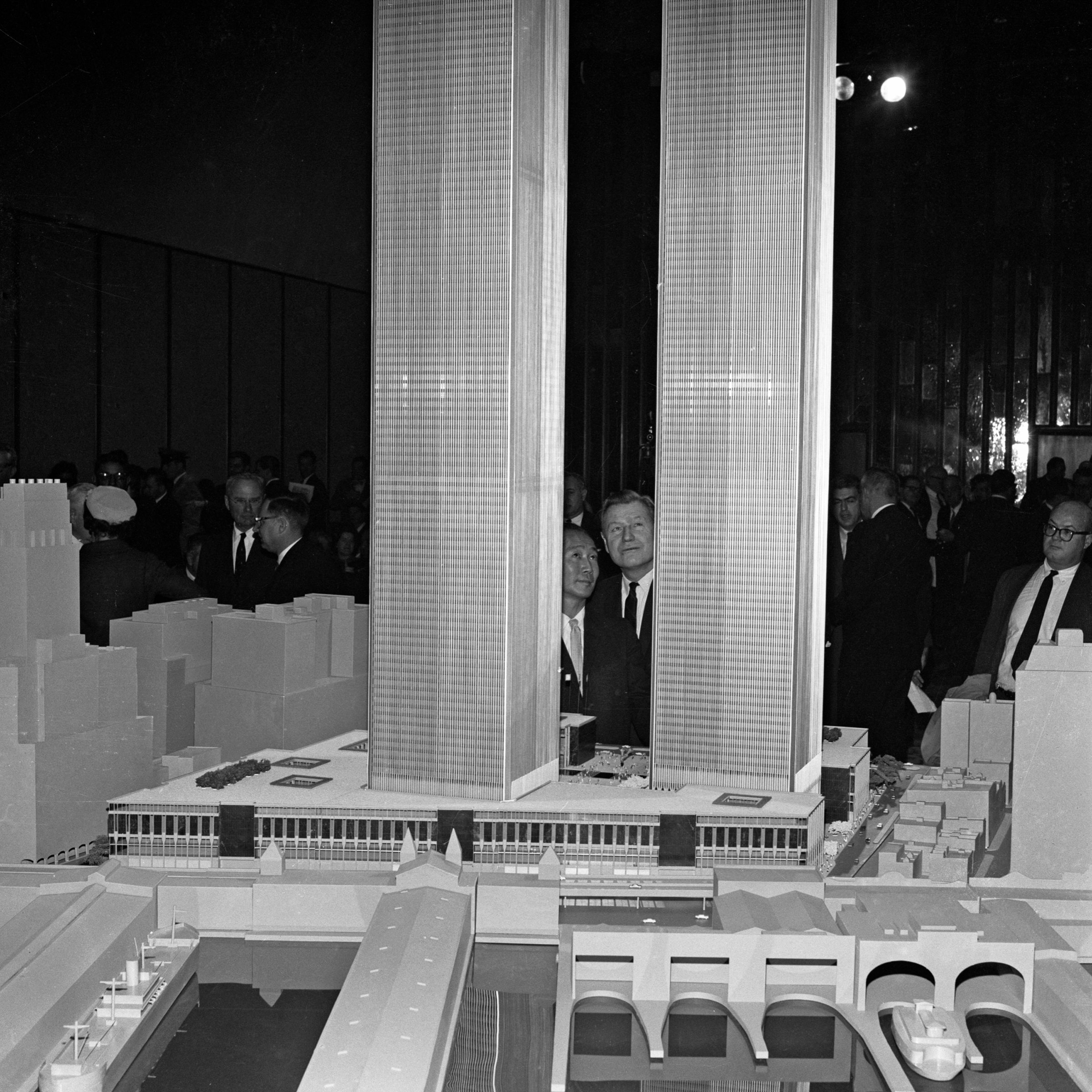 Всемирный торговый центр (World Trade Center &mdash; ВТЦ) &mdash; комплекс из семи зданий, построенный в нью-йоркском районе Нижний&nbsp;Манхэттен в 1973 году, спустя 30 лет после того, как идея появления комплекса была впервые высказана миллиардером Дэвидом Рокфеллером. Предполагалось, что ВТЦ простимулирует реконструкцию Манхэттена &mdash; долгое время деловая жизнь района концентрировалась в его центре, а&nbsp;остальная его часть практически не обновлялась.

Архитекторами проекта стали бюро Emery Roth &amp; Sons и Минору Ямасаки &mdash; выходец из семьи эмигрантов, до этого построивший здания Тихоокеанского научного центра в Сиэтле, жилой комплекс Пруитт-Айгоу в Сент-Луисе (штат Миссури) и др. Ямасаки боялся высоты, поэтому все его проекты отличаются узкими вертикальными окнами. Окна зданий ВТЦ были всего 46&nbsp;см в ширину. Ямасаки объяснял, что так он стремится создать чувство безопасности для человека, который мог был подойти к окну и опереться на него обеими руками, почувствовав себя в безопасности.

По первоначальному плану Ямасаки&nbsp;башни-близнецы должны были быть высотой по 80 этажей, но из-за требований Портового управления здания высота зданий была увеличена до 110 этажей. Открытые в 1973 году башни стали высочайшими в мире небоскребами. Кроме башен план ВТЦ включал в себя строительство четырех малоэтажных зданий и 47-этажного &laquo;7 World Trade Cente&raquo; (был построен в середине 1980-х).
