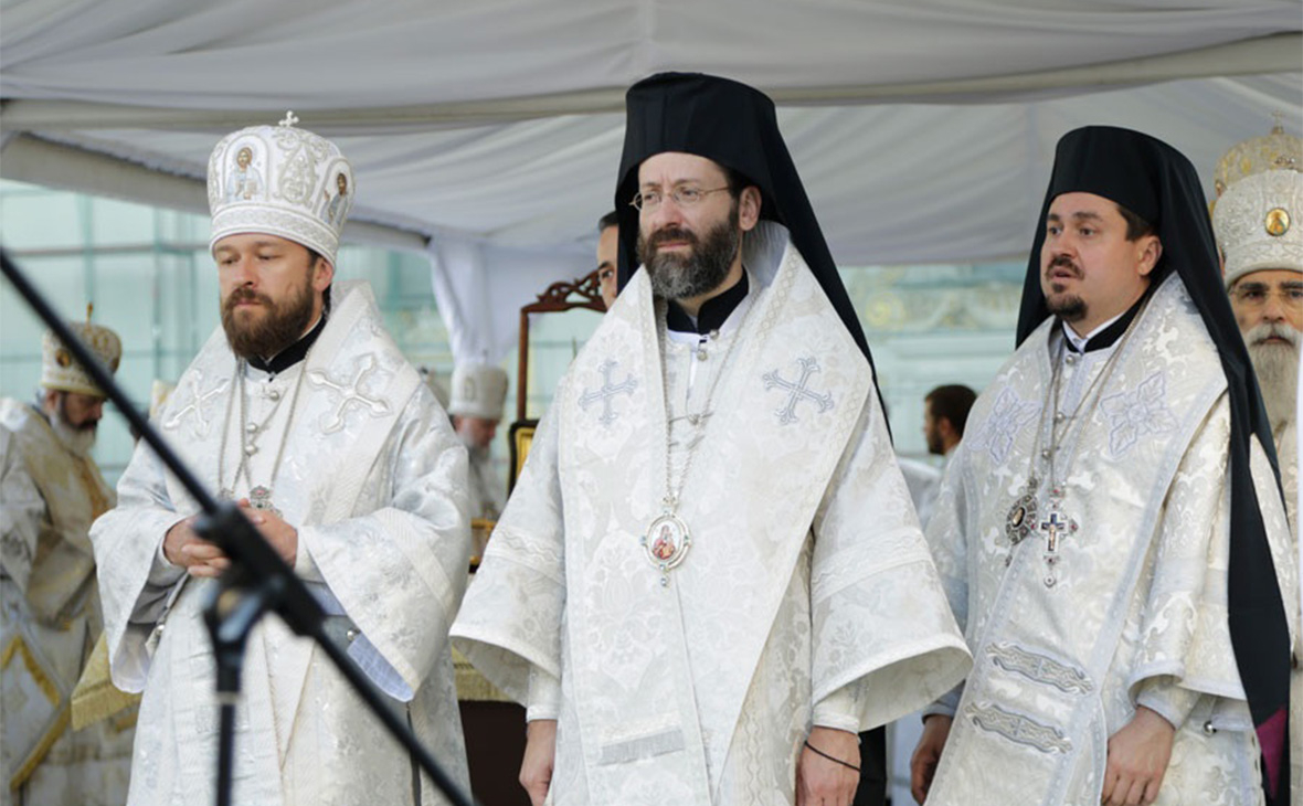 Архиепископ Телмисский Иов (в центре)