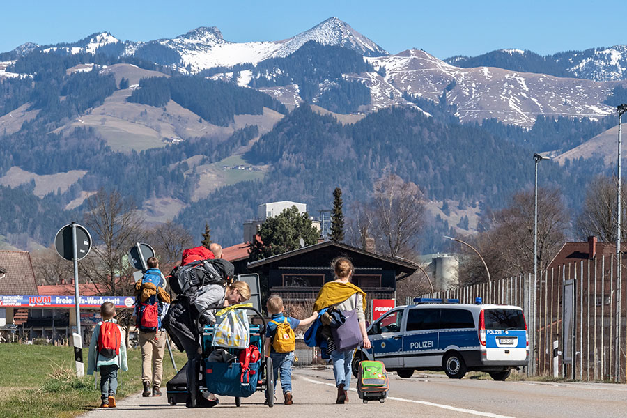 Семьи с детьми переходят пешком границу Австрии и Германии в Киферсфельдене, после того&nbsp;как их поезд не пустили на территорию ФРГ

