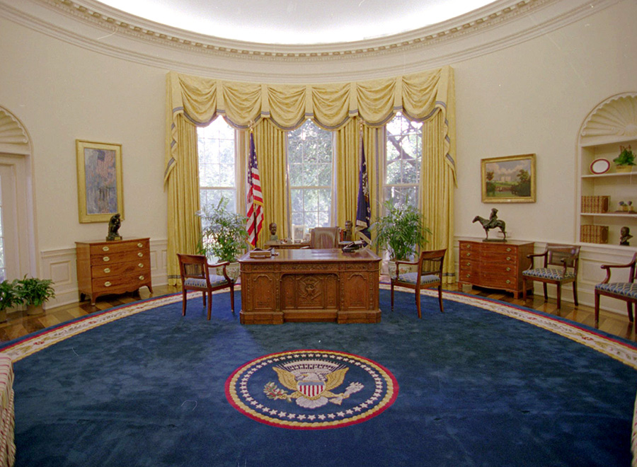 Овальный кабинет Билла Клинтона: эти&nbsp;же шторы и ковер появились&nbsp;здесь снова при Джо Байдене
