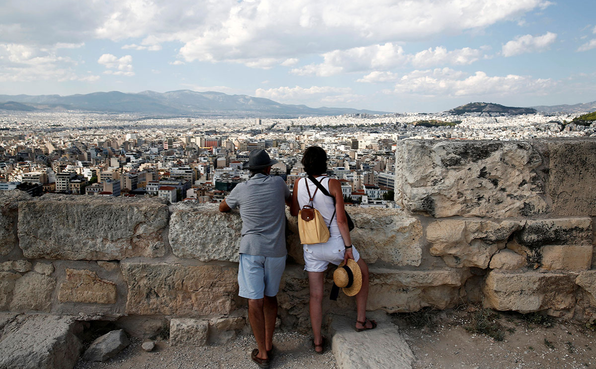 Туристы на холме Акрополь в Афинах, Греция
&nbsp;