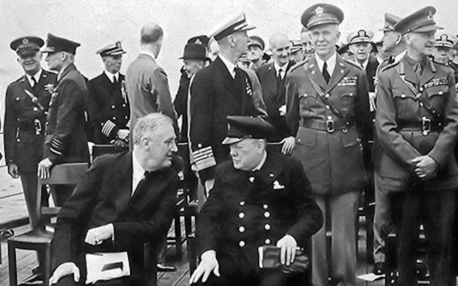 Рузвельт (слева) и Черчилль после подписания хартии

