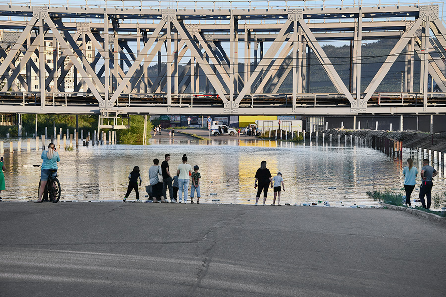 Участок автомобильной дороги под железнодорожным мостом в Чите