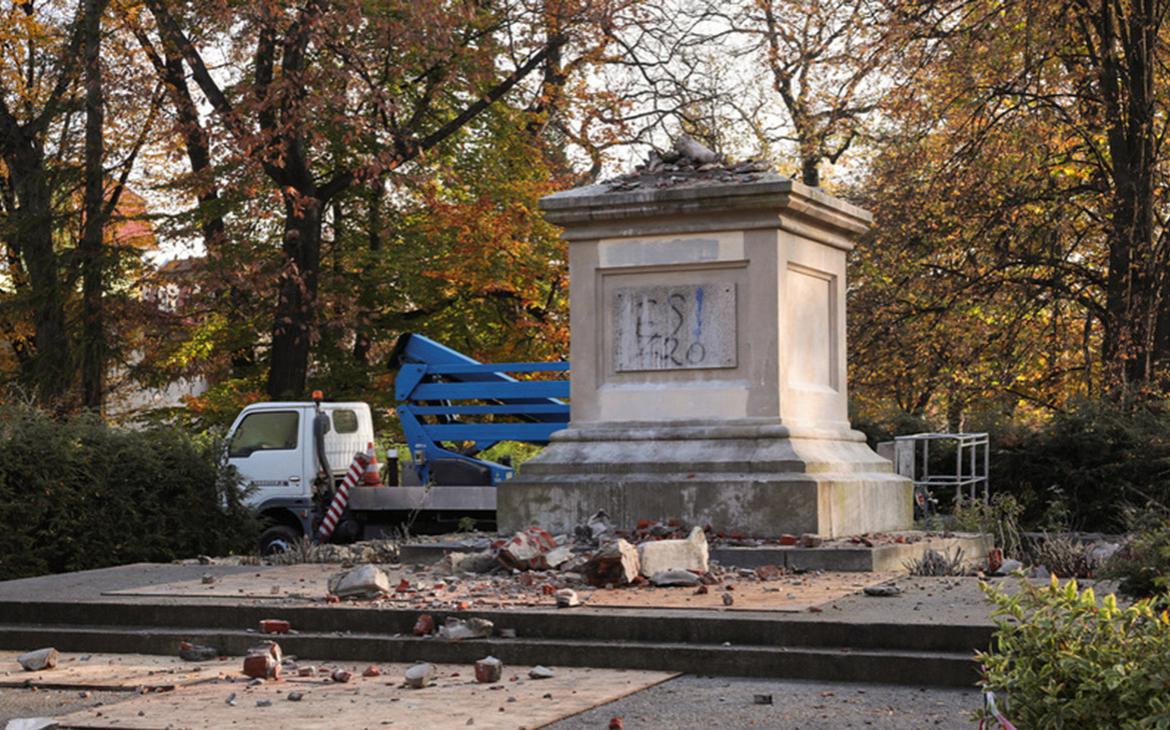 В Польше завели дело из-за таблички на месте памятника Красной армии