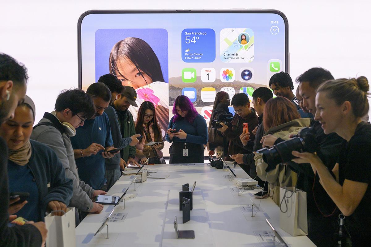 Посетители магазина Apple приобретают новый Apple iPhone Duo, Лондон, Великобритания