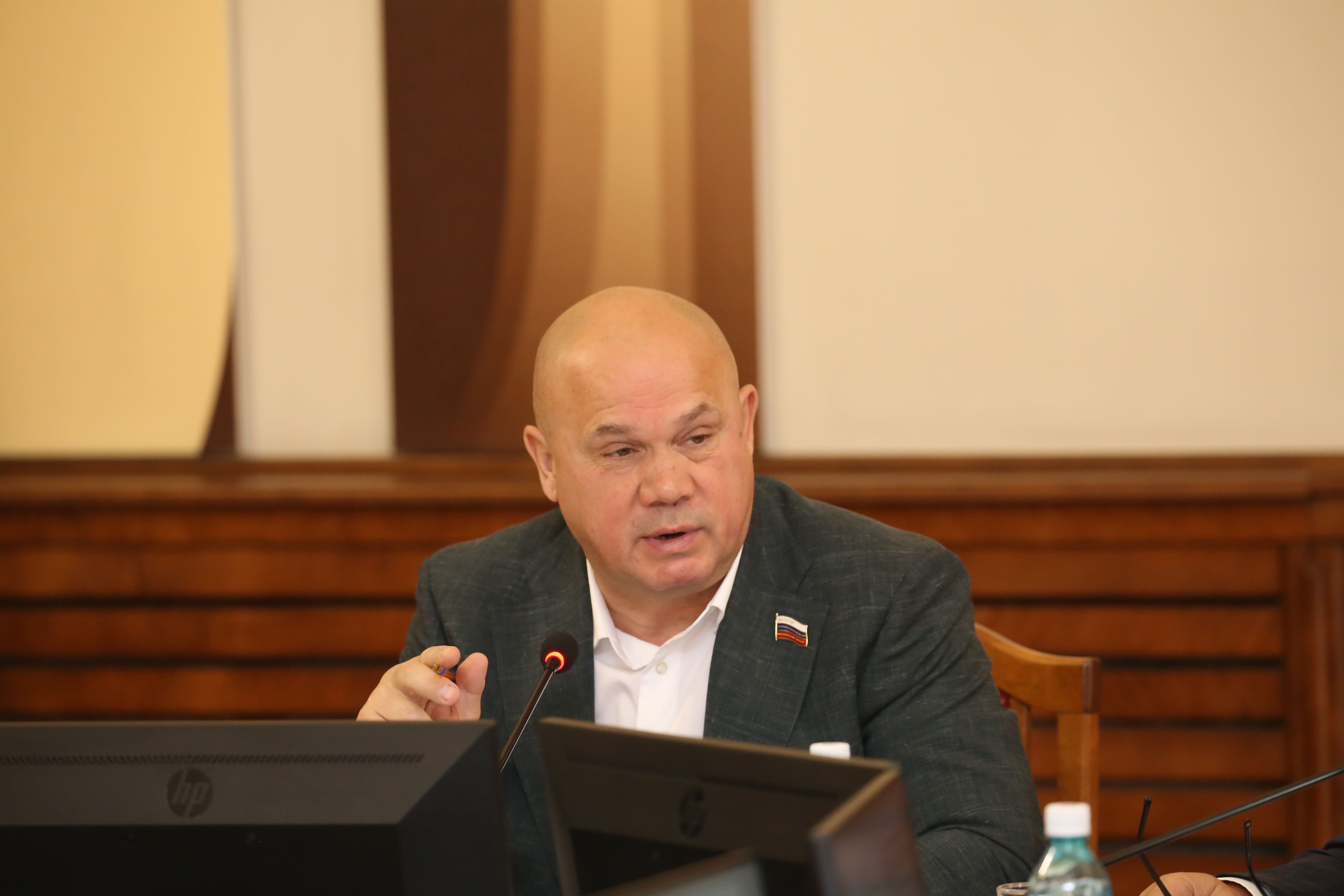 Председатель соцкомитета&nbsp;областного парламента&nbsp;Игорь Гришунин (Фото: пресс-служба Заксобрания Новосибирской области)