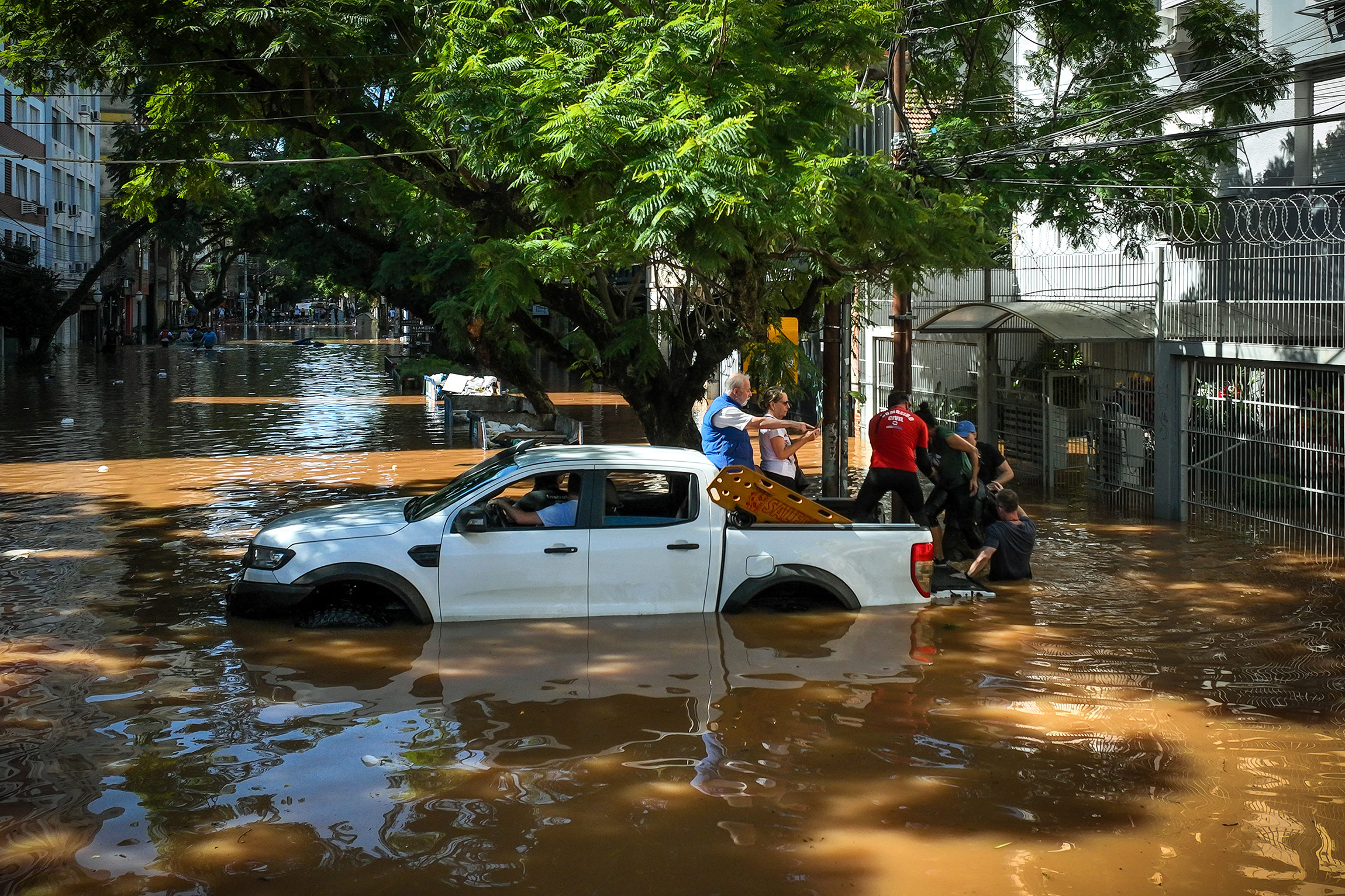 Наводнение, вызванное сильными дождями, повредило инфраструктуру, по всему штату Риу-Гранди-ду-Сул наблюдаются перебои с электроэнергией.