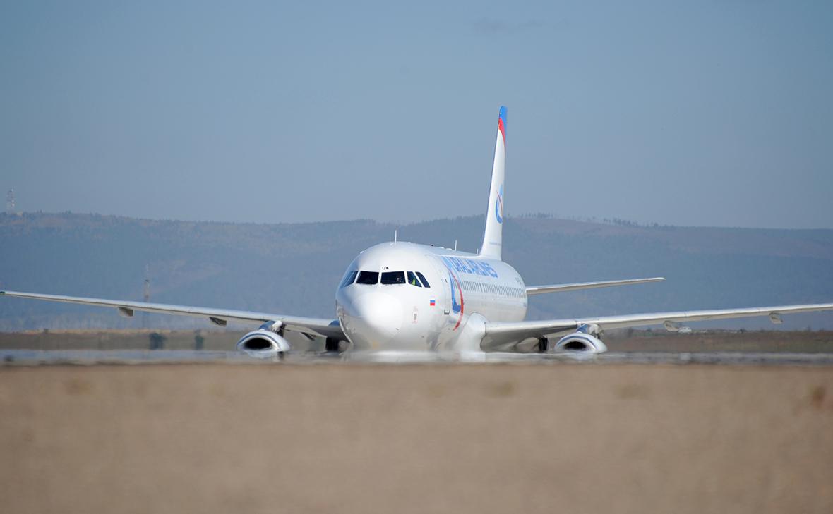 В Екатеринбурге пассажирский самолет наехал на работника аэропорта