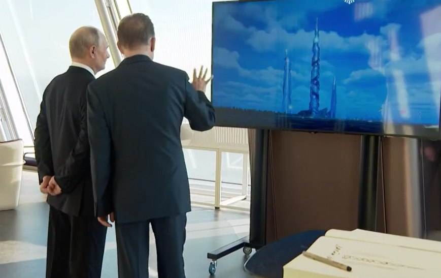 Глава &laquo;Газпрома&raquo; Алексей Миллер показывает Владимиру Путину эскизный проект небоскребов на Лахте