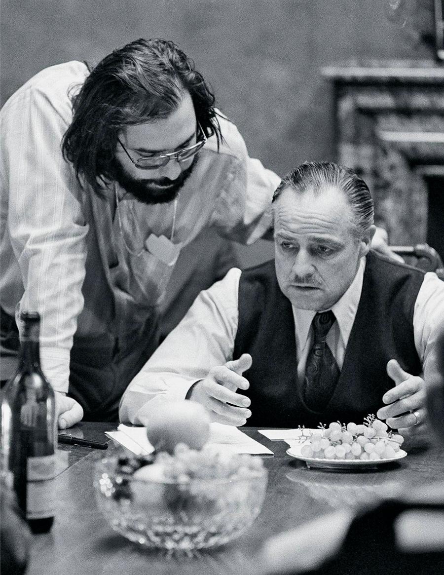 Фрэнсис Форд Коппола и Марлон Брандо во время съемок фильма &laquo;Крестный отец&raquo;, 1972 год