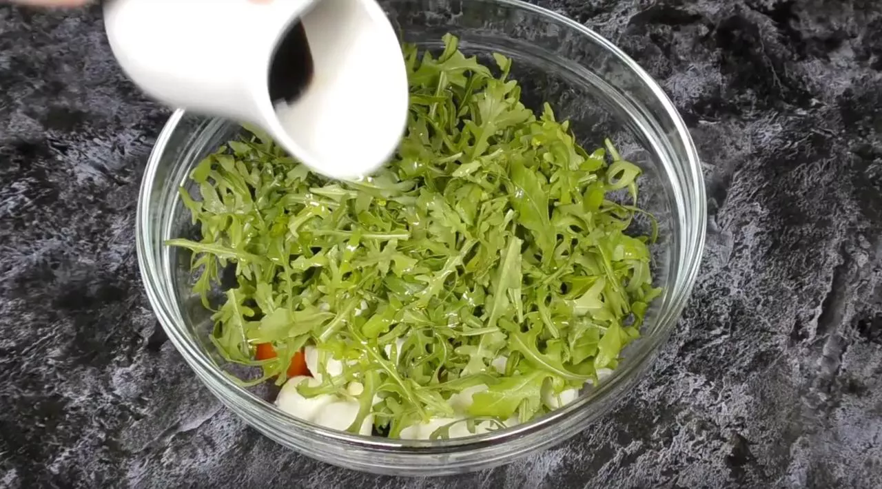 Перемешайте салат