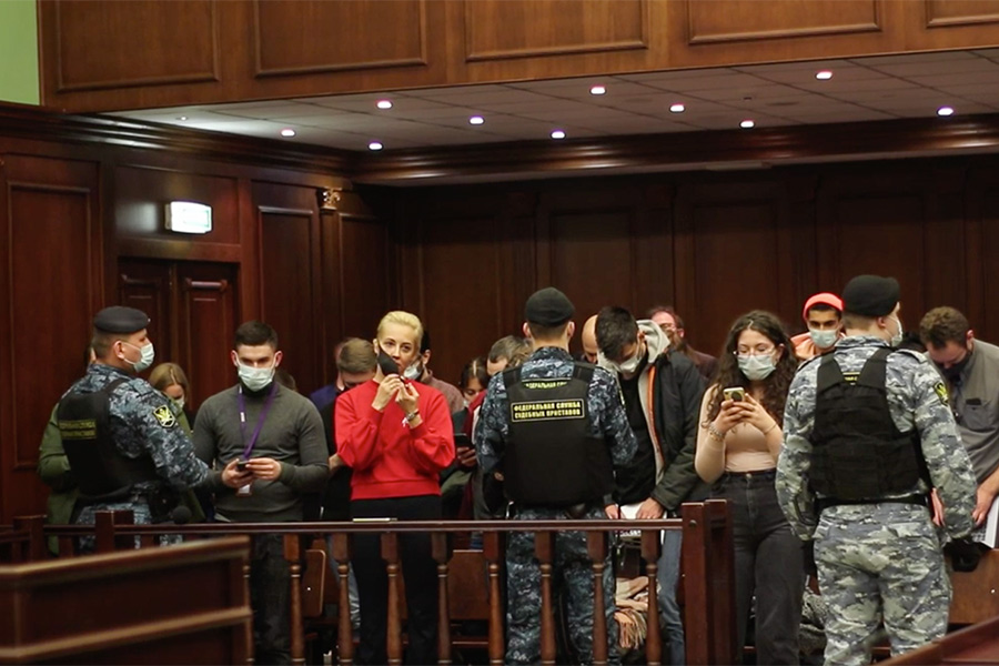 В суде присутствовала жена Алексея Навального Юлия. После оглашения решения суда она прослезилась, по окончании заседания отказалась от комментариев