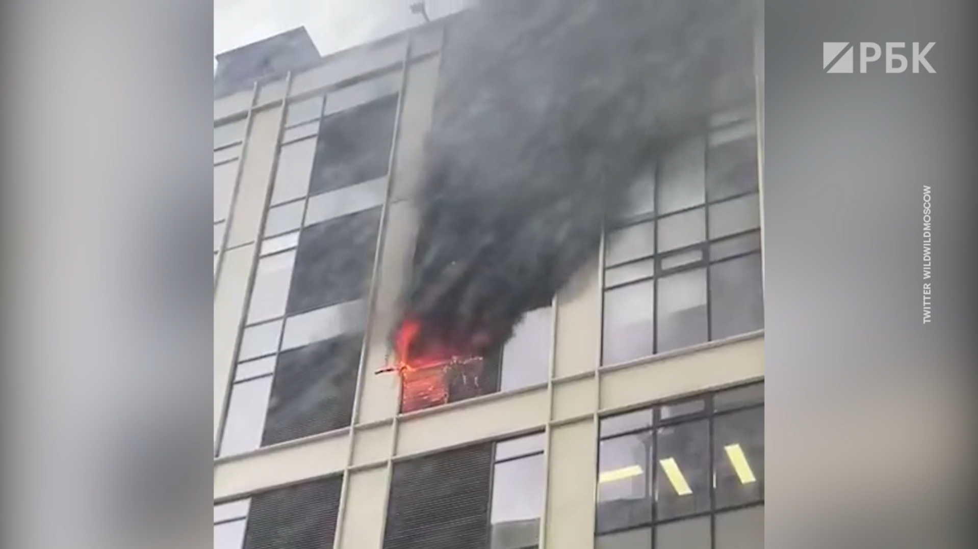 Пожар в москва сити сейчас. Савеловский Сити пожар. Пожар в центре Москвы Савёловский Сити. Пожар в бизнес центре Нагатинском. Горит административное здание в Москве.