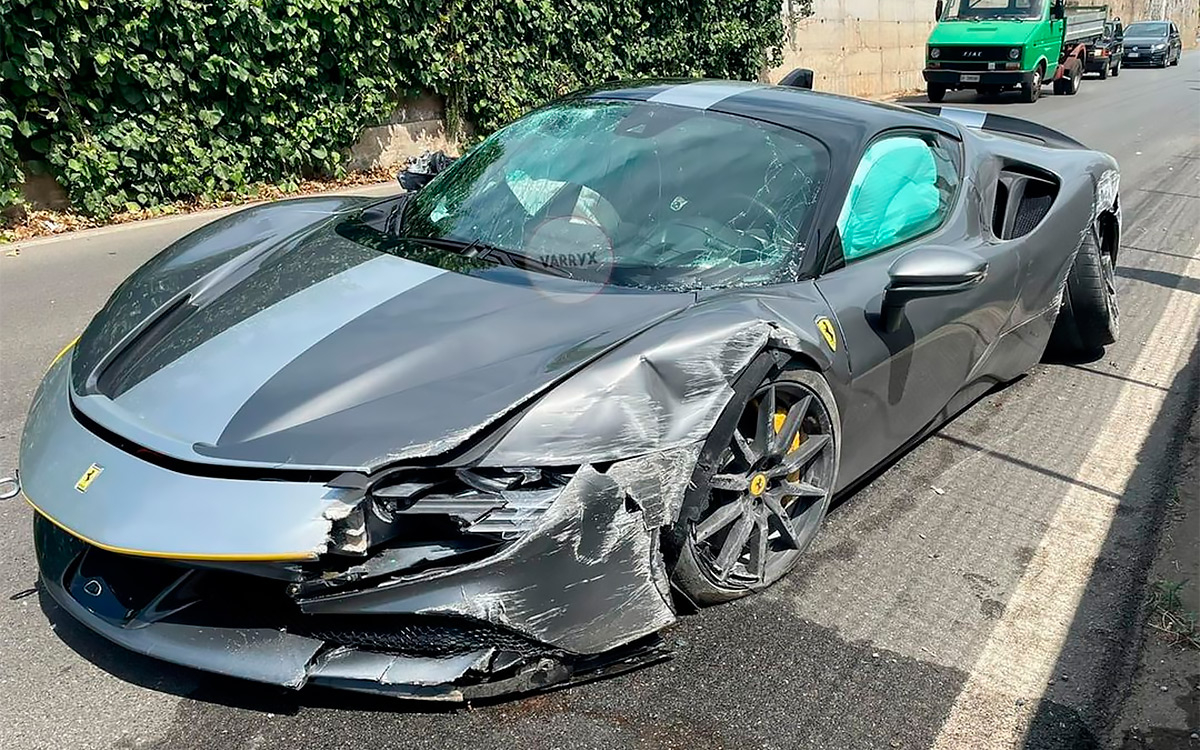 Самый быстрый и дорогой Ferrari разбили об бетонное заграждение. Фото