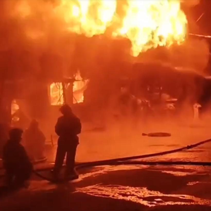 Пожар на строительном рынке в Одинцово локализовали на площади 1800 кв. м