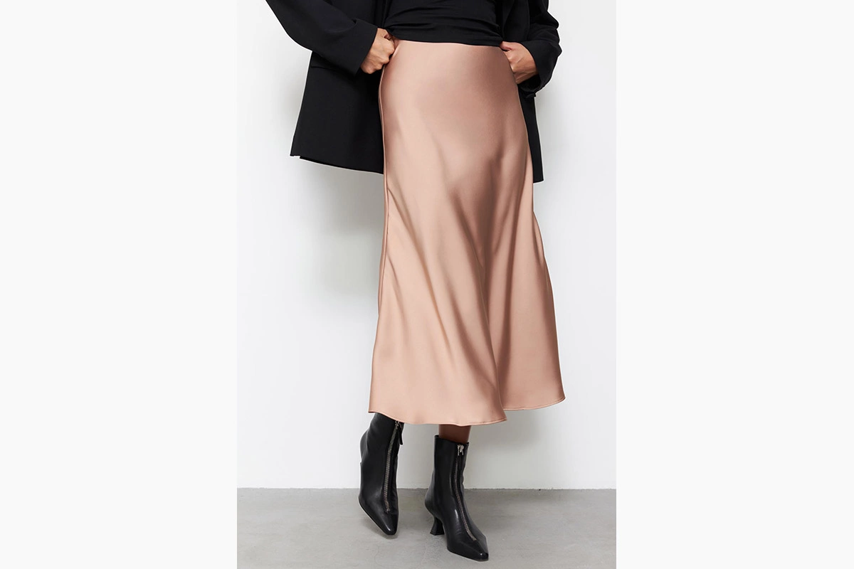 <p>Сатиновая юбка Charmstore, 5290 руб.</p>