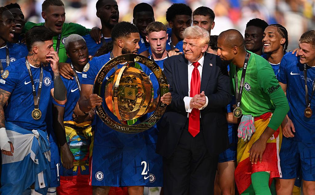 ФИФА отдала Трампу трофей Клубного чемпионата мира, а «Челси» вручили копию