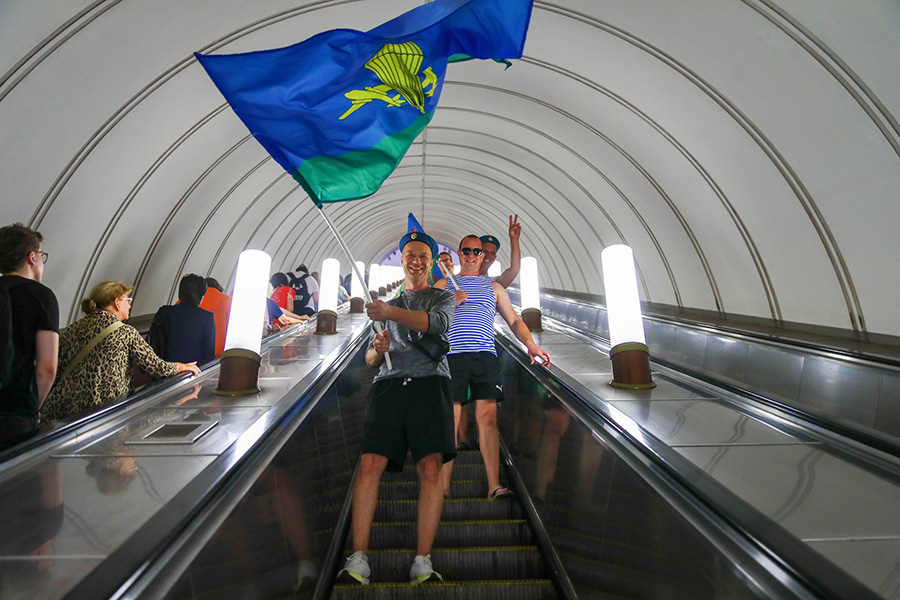 Москва. Празднование Дня воздушно-десантных войск в Парке имени Горького